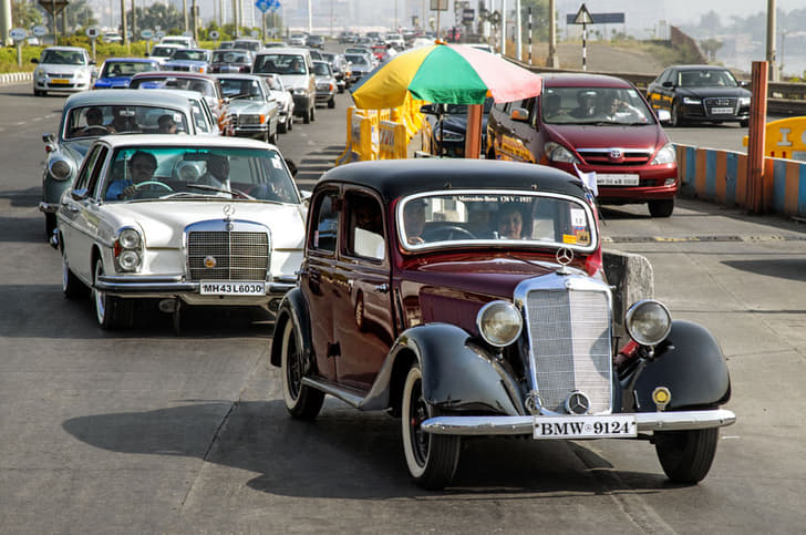 That's a Mercedes-Benz 170V followed by a rare W108 250S.