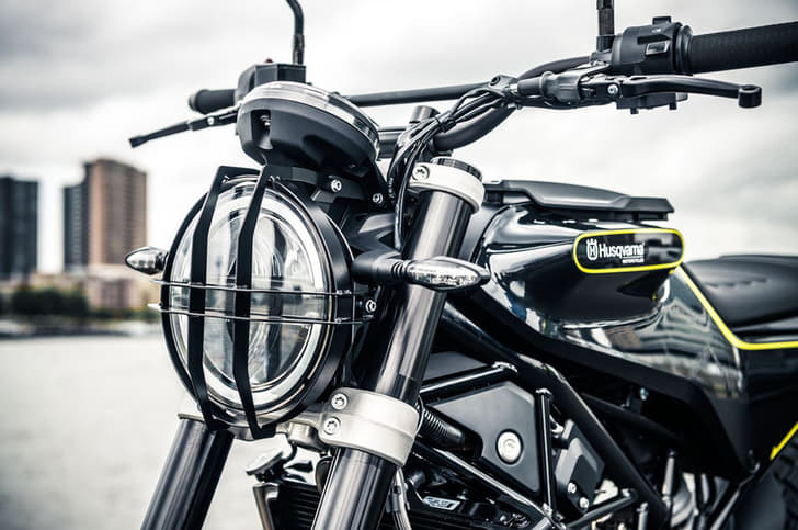 Unique trim on the headlight of the Svartpilen 401.