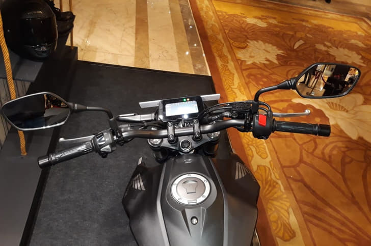 2019 Honda CB300R handlebar and switchgear.