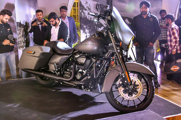 Harley-Davidson Street Glide Special front.