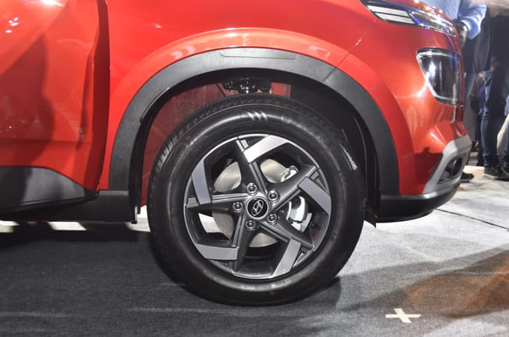 Diamond-cut alloys sport distinctive design.