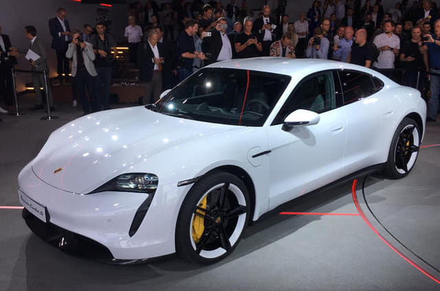 Front Right Three Quarter Image - 15581