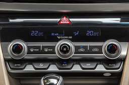 2019 Hyundai Elantra image gallery