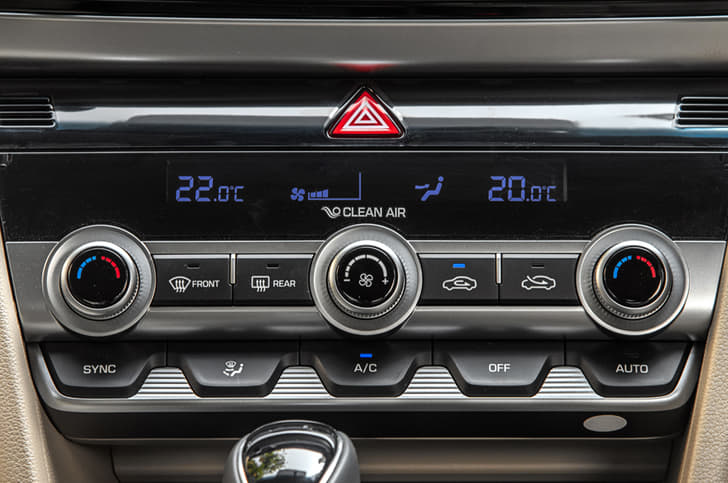 2019 Hyundai Elantra image gallery