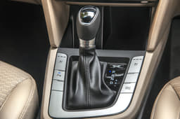 2019 Hyundai Elantra image gallery