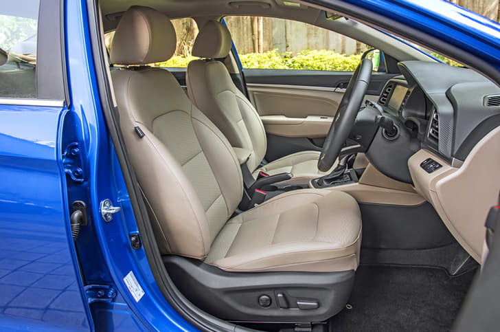 2019 Hyundai Elantra image gallery