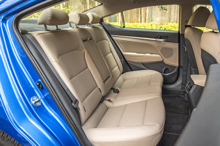 2019 Hyundai Elantra image gallery