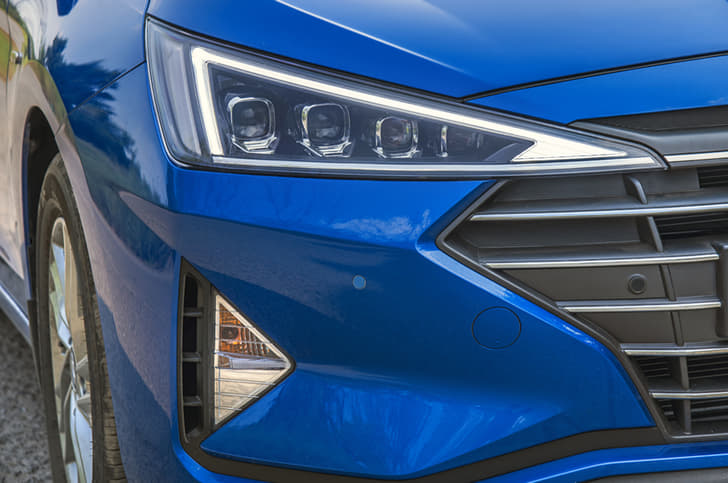 2019 Hyundai Elantra image gallery