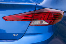 2019 Hyundai Elantra image gallery