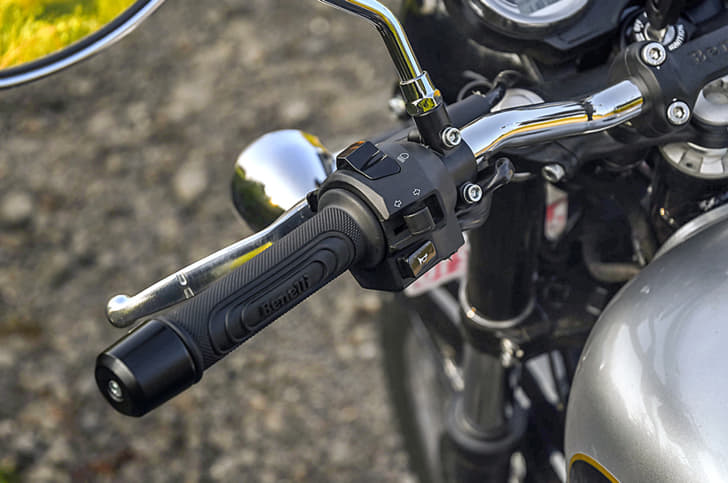 Switchgear looks simple on the Imperiale 400.