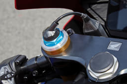 Also, specific to the SP version is a second generation semi-active Öhlins Electronic Control 43mm NPX forks 