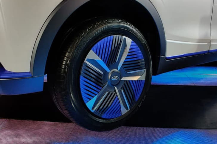 Mahindra eXUV300 image gallery