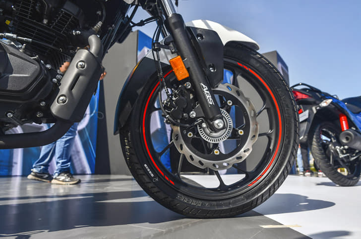 Hero Xtreme 160R uses a petal disc brake.