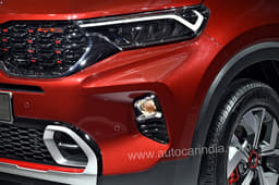 The LED headlights come with Kia’s signature ‘Heartbeat’ DRLs.