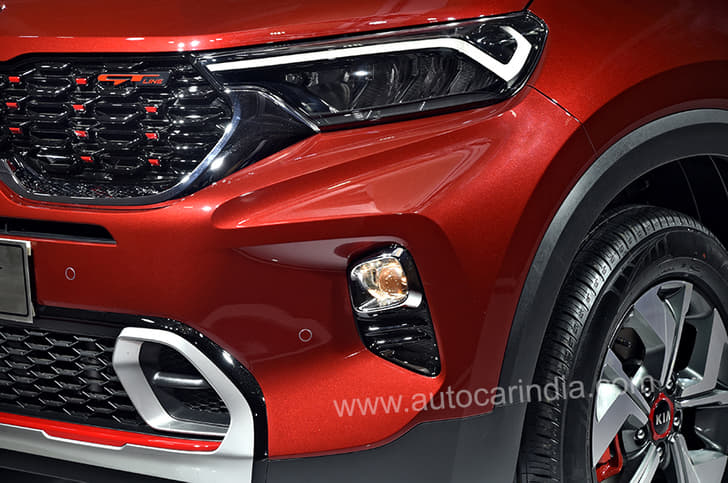 The LED headlights come with Kia’s signature ‘Heartbeat’ DRLs.