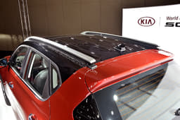 The blacked-out treatment to the top and lower edge of the C pillar, makes the pillar look nice and sharply swept back. 