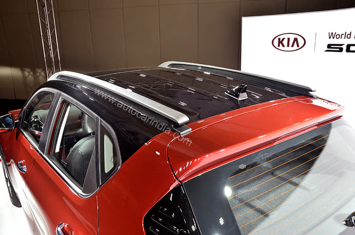 The blacked-out treatment to the top and lower edge of the C pillar, makes the pillar look nice and sharply swept back. 