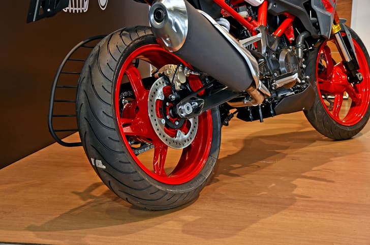 The exhaust muffler looks identical to the one on the BS4 model.