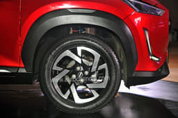16-inch machined alloys wrapped in 195/60 R16 tyres.