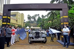 Shri Anil Deshmukh, Hon. Home Minister, Maharashtra and Santosh Iyer, vice president, sales and marketing, Mercedes-Benz India, flagging off the rally.