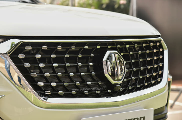 The Hector facelift features a new grille design with a studded pattern.