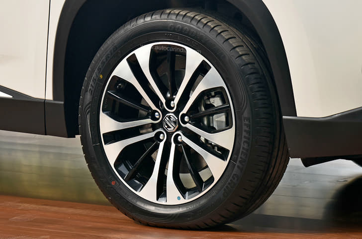 New 18-inch, diamond-cut alloy wheels.
