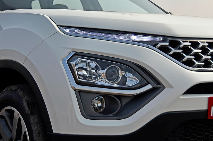 The split-headlight design has been carried over from the Harrier. 