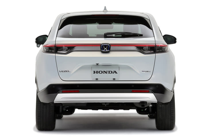 LED light bars extend from the taillamps and converge on the Honda logo on the tailgate. 