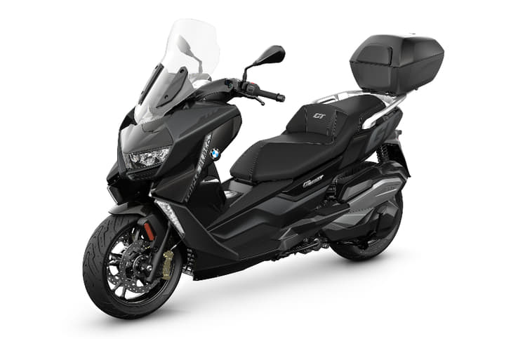 The scooter uses a steel-bridge frame and has 1,560mm long wheelbase. Its kerb weight is 214kg. The top box is sold as an accessory.