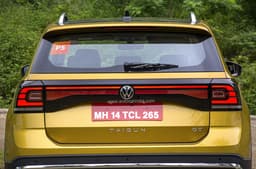 LED tail-lamps with lightbar looks distinctive.