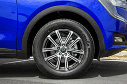 Gets 18-inch diamond-cut alloy wheels.