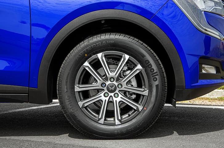 Gets 18-inch diamond-cut alloy wheels.