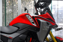 The semi-fairing flows neatly into the fuel-tank, and the CB200X also gets faux radiator shrouds.