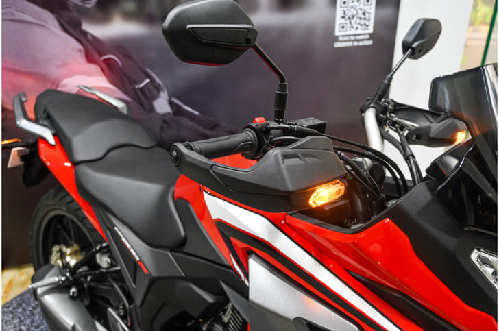 The integration of the turn indicators into the handguards is a neat touch that adds premiumness.