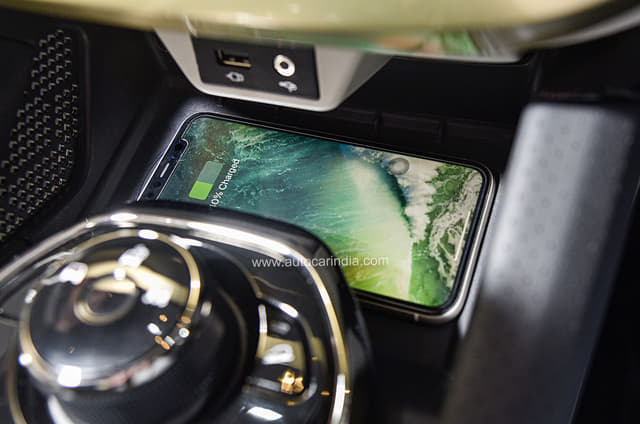 New wireless charging pad located at the base of the centre console. Image - 10617