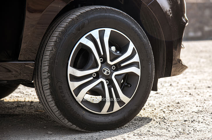 Top-spec Tiago CNG gets 14-inch wheels; petrol variant gets 15 inchers.