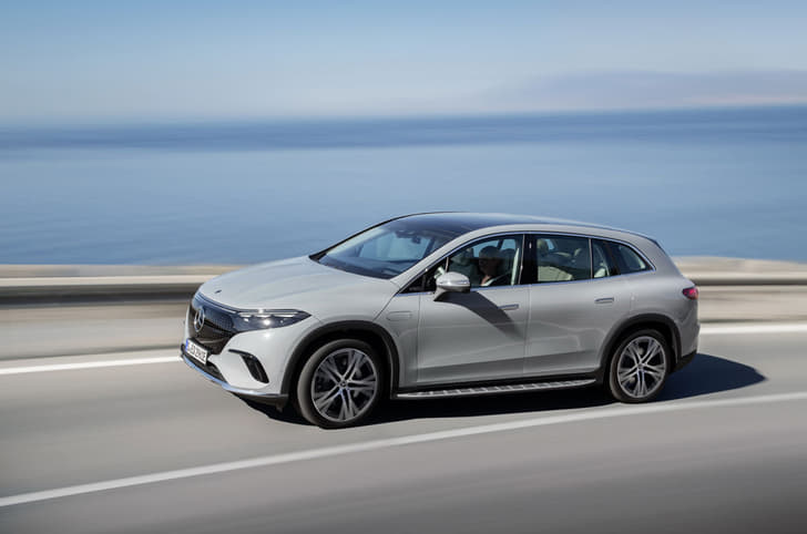 Mercedes Benz Eqs Suv Front Left Three Quarter