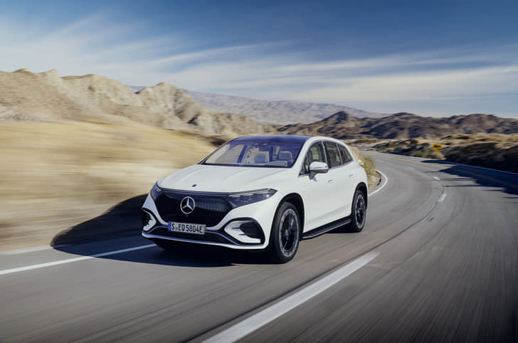 Mercedes Benz Eqs Suv Front Right Three Quarter