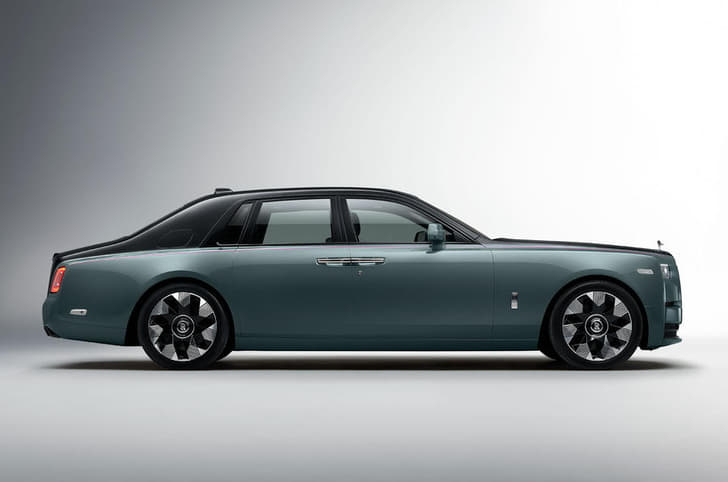 2022 Rolls-Royce Phantom side view.
