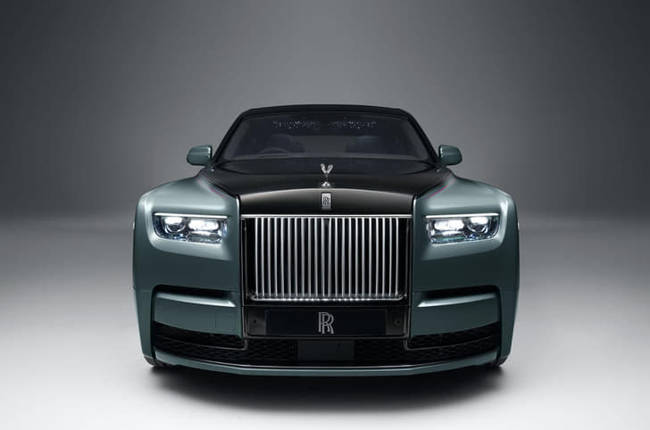 2022 Rolls-Royce Phantom front view.