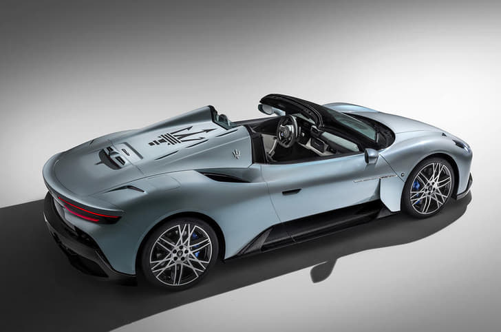 2022 Maserati MC20 Cielo rear quarter 