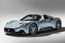 2022 Maserati MC20 Cielo front quarter 