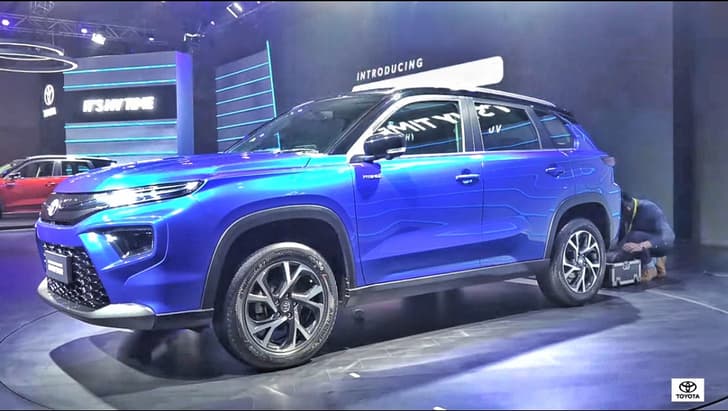 2022 Toyota Hyryder front quarter