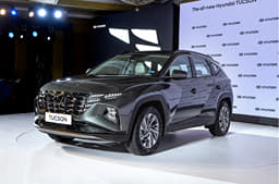 2022 Hyundai Tucson front quarter 