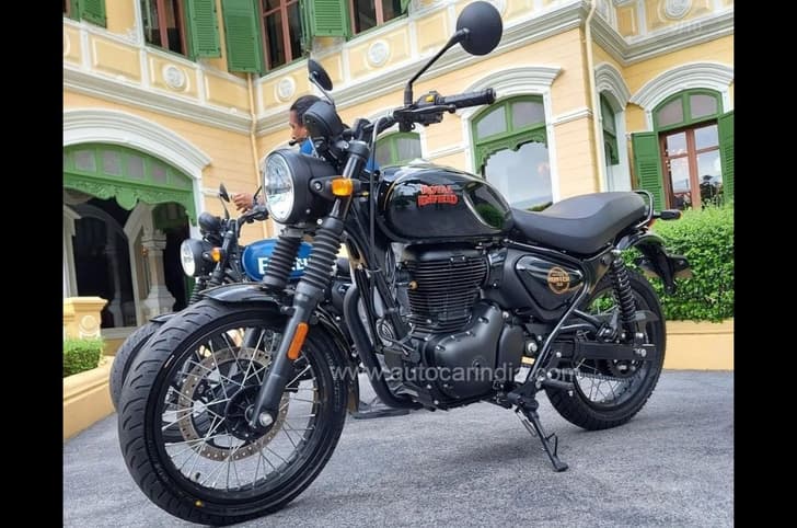 The Retro variants feature wire spoke wheels and single-channel ABS with a rear drum brake.