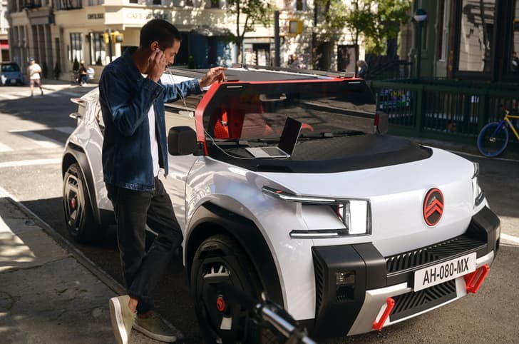 Citroen Oli laptop deck