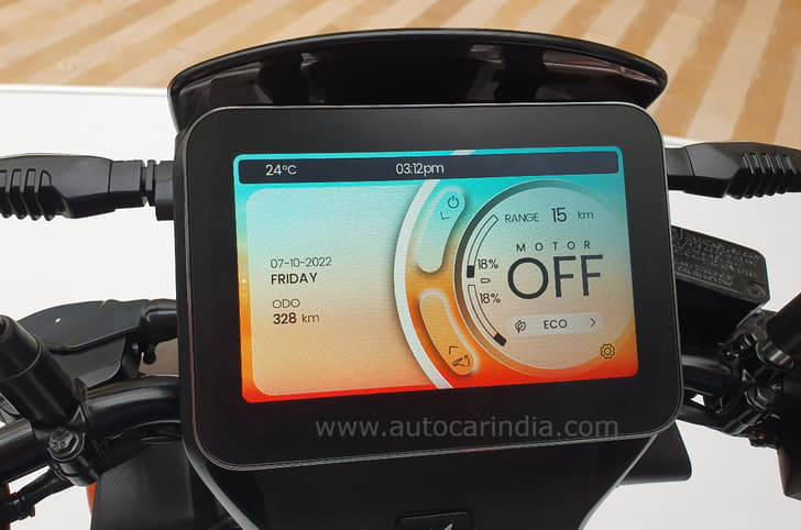 Vida V1 gets a 7-inch TFT with touchscreen compatibility.