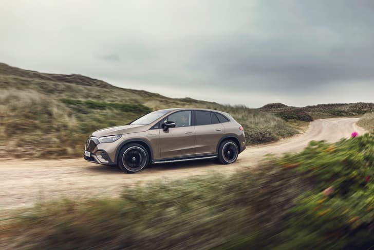 Mercedes-Benz EQE SUV front quarter