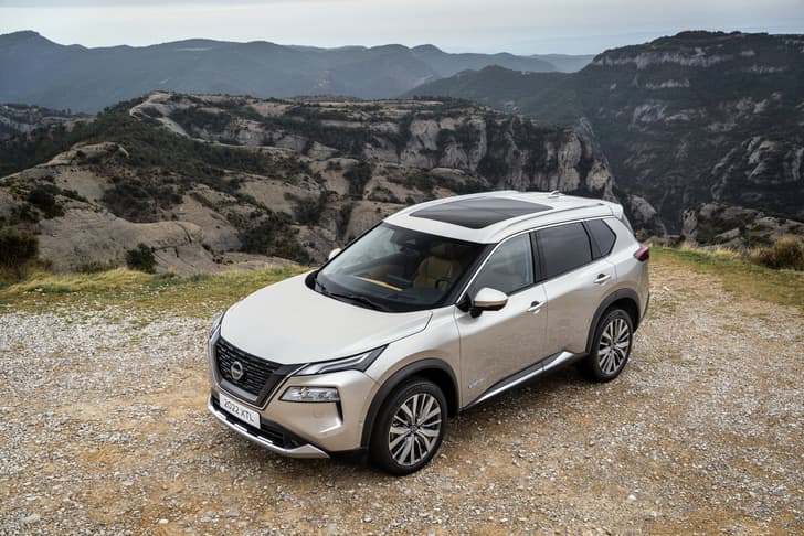 Nissan X-Trail front quarter