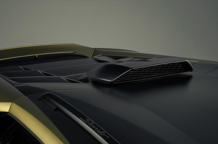 Lamborghini Huracan Sterrato roof-mounted air intake